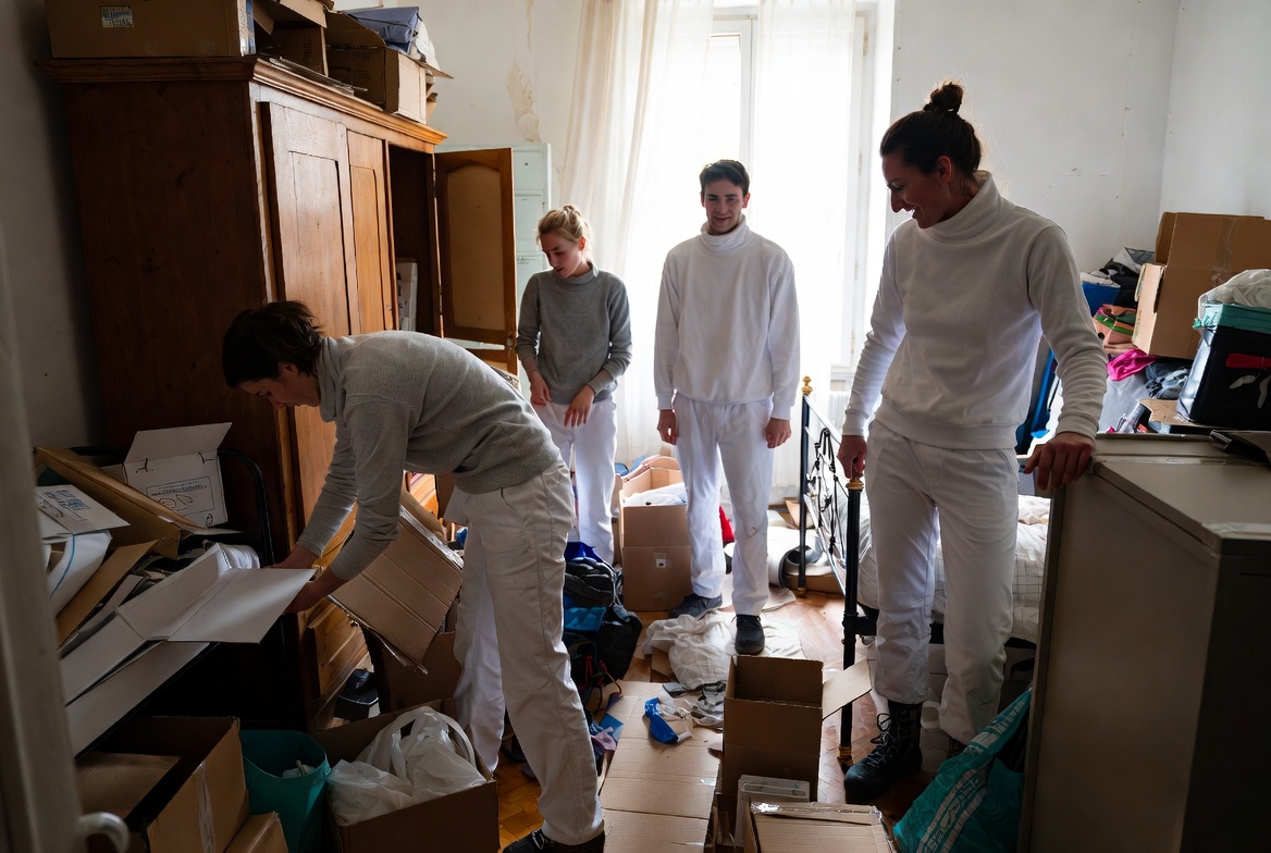 Équipe professionnelle de débarras en action vidant une maison encombrée en France 2026