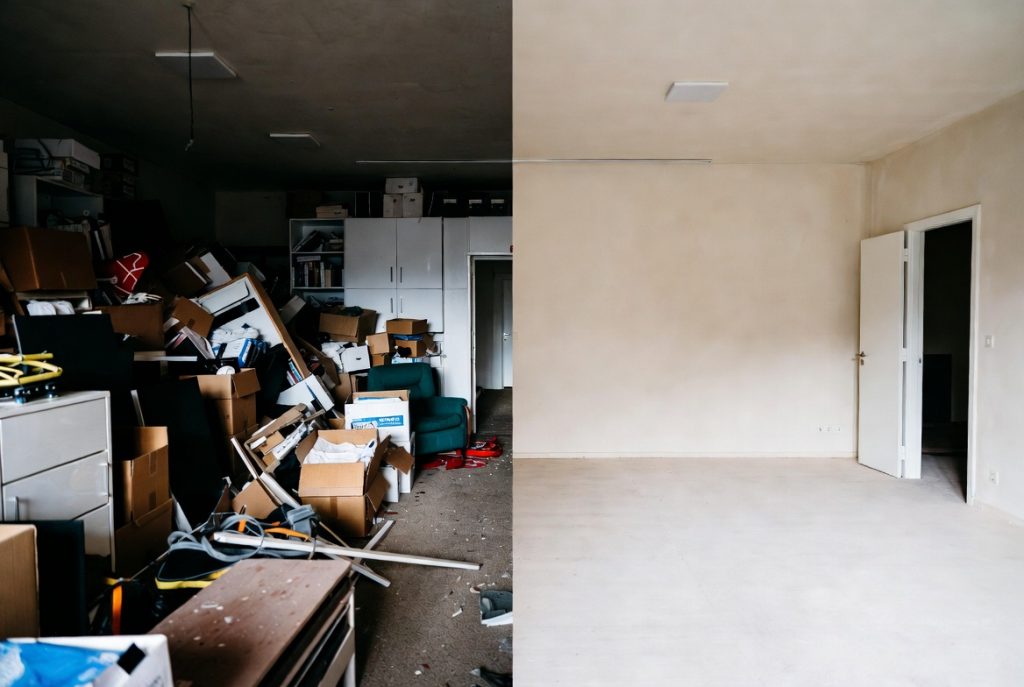 Avant et après un débarras de maison complet - pièce encombrée transformée en espace vide et propre