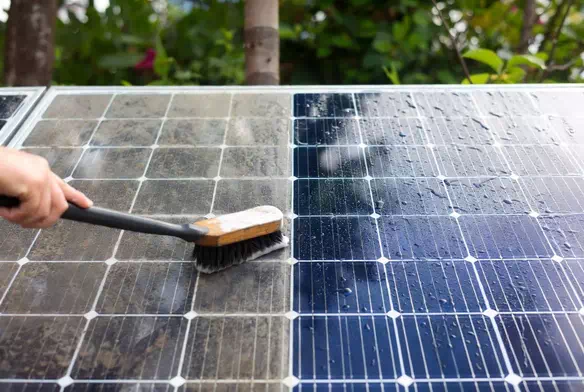 Panneaux solaires avant et après nettoyage - Côté gauche très sale avec poussière et traces, côté droit propre et brillant

