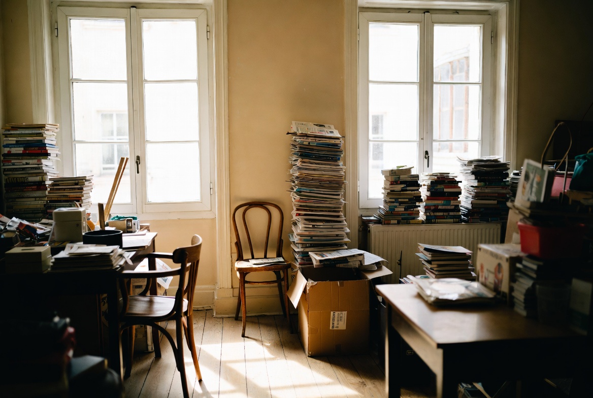 Intérieur d'une maison concernée par le syndrome de Diogène - situation réelle avant intervention professionnelle